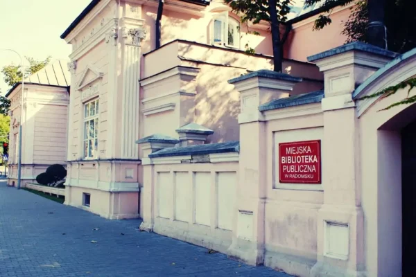 Magiczne świeczki i kolorowe kamienie – wakacyjne warsztaty w bibliotece w Radomsku