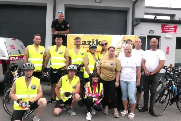 Strażacy z OSP Dąbrówka, Płoszów i Dmenin jadą rowerami do Zakopanego, by pomóc choremu Kazikowi