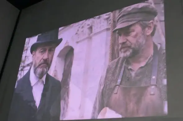 Strzałków: filmowa podróż przez 600 lat historii na ścianie kościoła