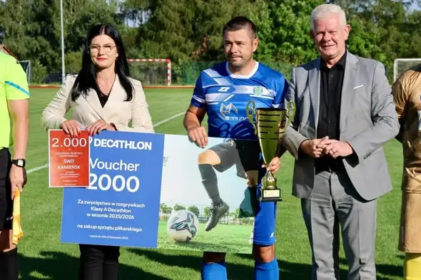 Świt Kamieńsk świętuje awans do Klasy Okręgowej – puchary od PZPN i burmistrza