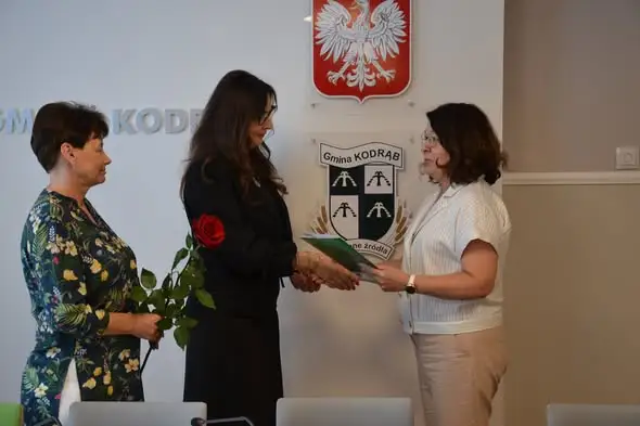 Nowa dyrektor szkoły w Kodrębie powołana. Nauczyciele otrzymali awanse