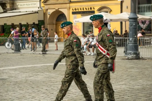 Wojewódzkie obchody Święta Wojska Polskiego w Łodzi z udziałem strażaków