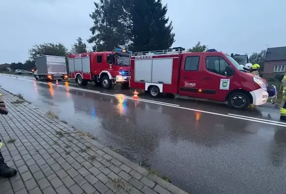 Dachowanie samochodu dostawczego w Hucisku Przybyszowskim – akcja służb