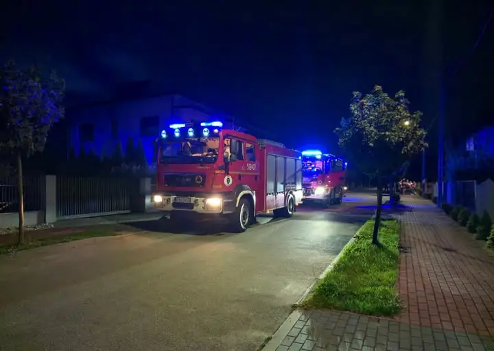 Interwencja strażaków w Kamieńsku: alarm czujki gazu w budynku mieszkalnym