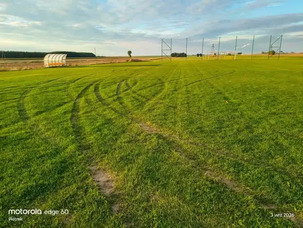 Uszkodzono murawę boiska w Krzywanicach – apel o pomoc w ustaleniu sprawcy