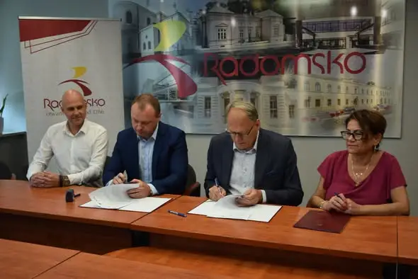 Radomsko stawia na OZE: podpisano umowę na instalacje fotowoltaiczne i pompy ciepła