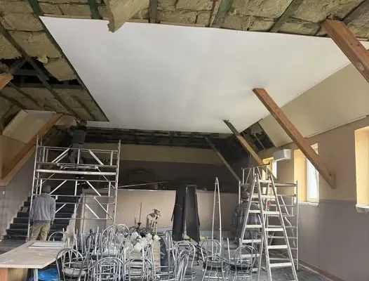 Remiza OSP Gosławice przechodzi modernizację. Sala z nowymi instalacjami