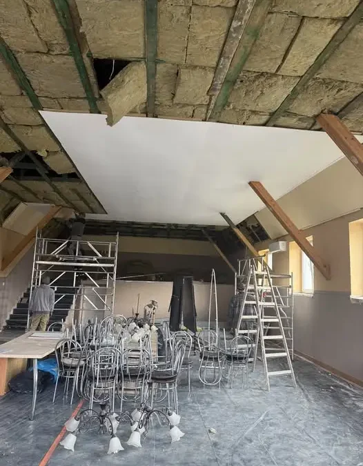 Remiza OSP Gosławice przechodzi modernizację. Sala z nowymi instalacjami