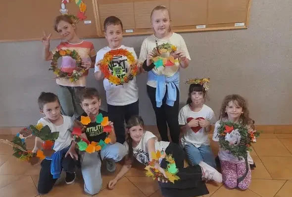 Jesienne wianki trzecioklasistów z PSP 4 w Radomsku zachwycają kolorami