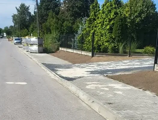 Strzałków: nowy chodnik wzdłuż ul. Broniewskiego na finiszu