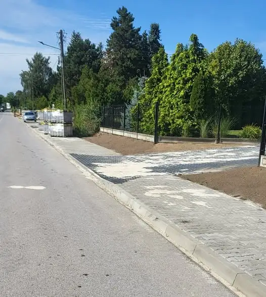 Strzałków: nowy chodnik wzdłuż ul. Broniewskiego na finiszu