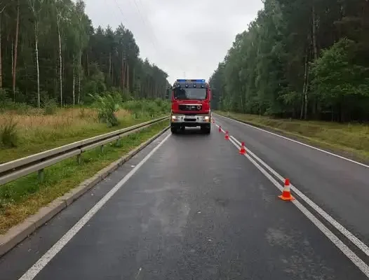 Usuwanie plamy oleju po kolizji na DW484 w Gałkowicach Starych