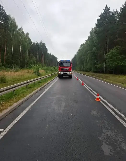 Usuwanie plamy oleju po kolizji na DW484 w Gałkowicach Starych