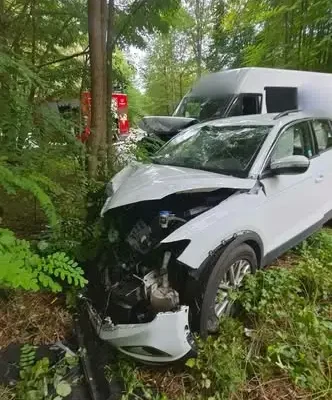 Wypadek na skrzyżowaniu dróg w kierunku Wojciechowa i Gór Mokrych — akcja służb