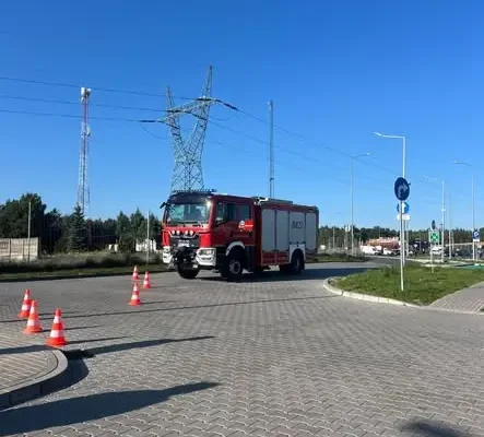 Pożar samochodu na stacji benzynowej przy A1 w Stobiecku Szlacheckim