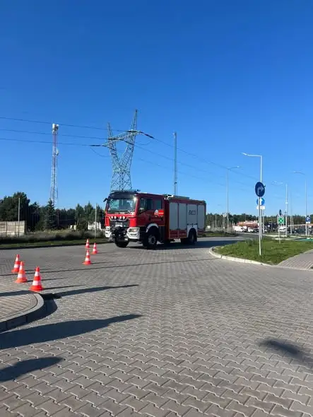 Pożar samochodu na stacji benzynowej przy A1 w Stobiecku Szlacheckim