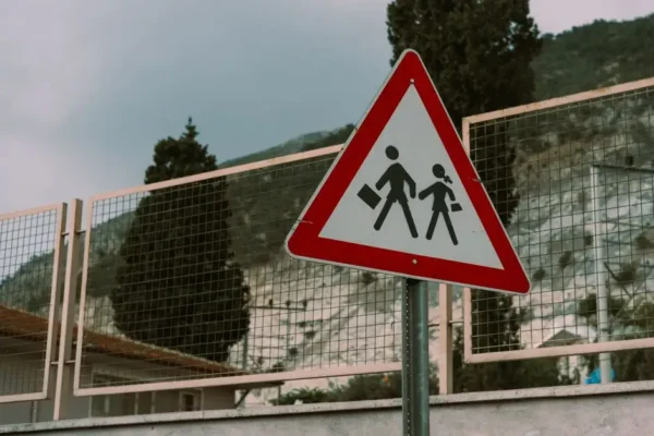 Policja i Yanosik łączą siły w akcji „Zwalniaj przy szkołach”