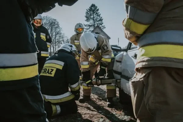 Wypadek w Jabłonnej: pięć osób rannych, liczne zastępy straży na miejscu