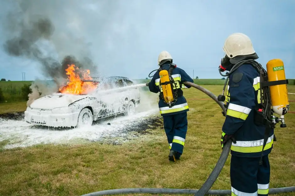 Pożar hybrydy plug-in w Radomsku. Strażacy mieli problem z chłodzeniem baterii