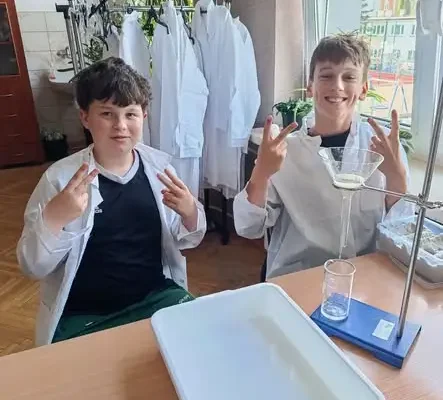 Chemiczny dzień w PSP nr 4 w Radomsku – uczniowie eksperymentowali na lekcjach
