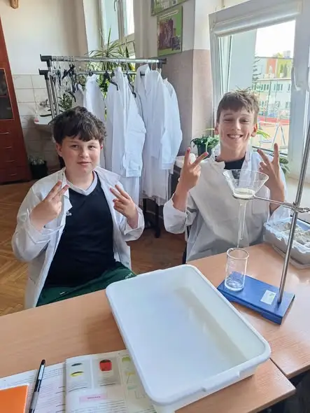 Chemiczny dzień w PSP nr 4 w Radomsku – uczniowie eksperymentowali na lekcjach