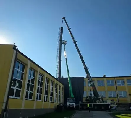 Termomodernizacja szkoły w Lgocie Wielkiej: rozebrano część komina