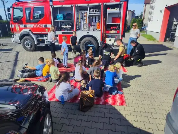 Uczniowie z PSP nr 10 w Radomsku odwiedzili remizę OSP Stobiecko Miejskie