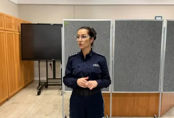 Policjantka spotkała się z pierwszakami z ZSP nr 1. Rozmawiali o odpowiedzialności i sieci