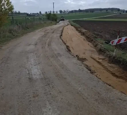 Zakrzew: trwa modernizacja drogi dojazdowej do pól