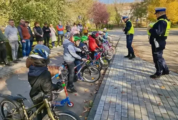 Radomsko: przedszkolaki uczyły się bezpieczeństwa w miasteczku ruchu drogowego