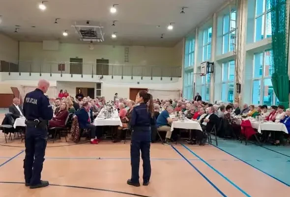 Gminny Dzień Seniora w Jedlnie Pierwszym: policjanci z Radomska uczyli, jak nie dać się oszukać