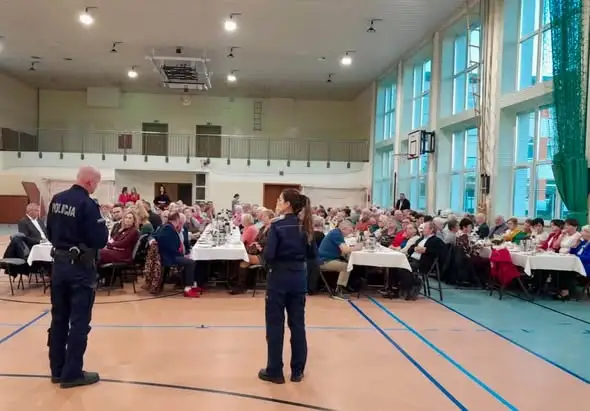Gminny Dzień Seniora w Jedlnie Pierwszym: policjanci z Radomska uczyli, jak nie dać się oszukać