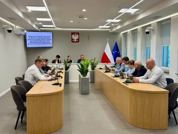 Kobiele Wielkie: sesja nadzwyczajna Rady Gminy – zimowe drogi, plan ogólny i pożyczka na park