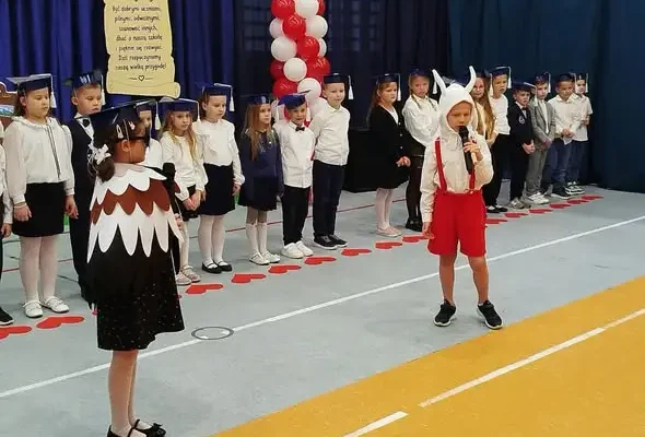 Pierwszaki z gminy Ładzice złożyły ślubowanie. Wójt wręczyła upominki