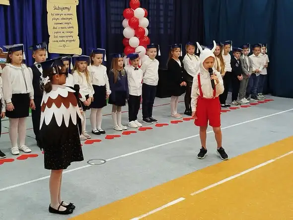 Pierwszaki z gminy Ładzice złożyły ślubowanie. Wójt wręczyła upominki